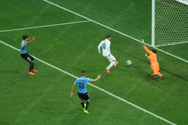 Wayne Rooney scores England's equaliser, his 1st in a World Cup