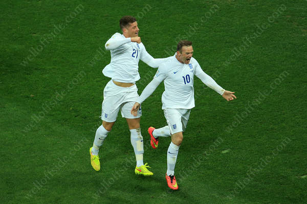 Wayne Rooney (R) celebrates with teammate Ross Barkley after scoring the equaliser