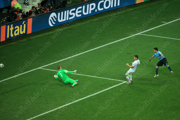 Luis Suarez scores the winner for Uruguay