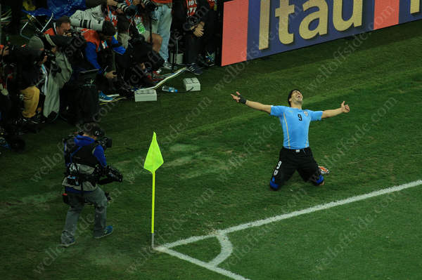 Luis Suarez celebrates after scoring a late 2nd goal for Uruguay