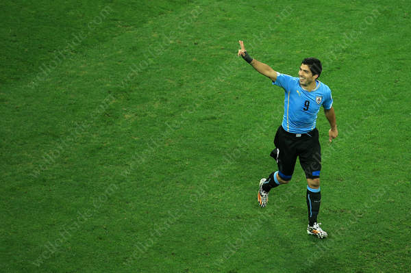 Luis Suarez waves to the crowd as he celebrates his 2nd goal