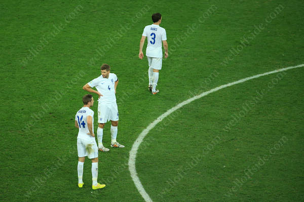 England players look dejected following Uruguay's late 2nd goal