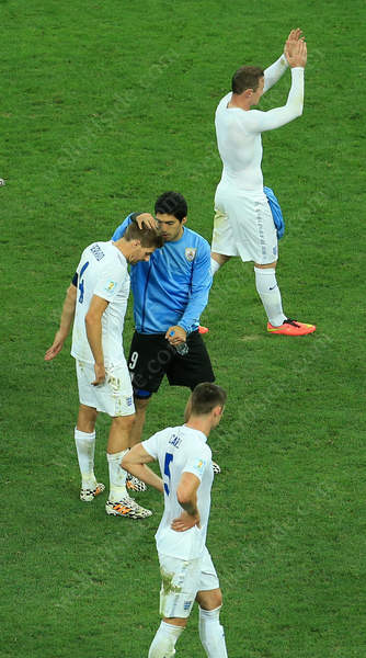 Luis Suarez consoles Steven Gerrard at the final whistle