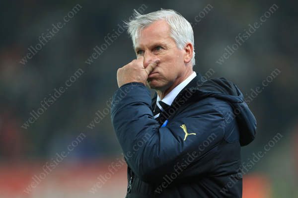 Newcastle manager Alan Pardew looks concerned as his side head for defeat